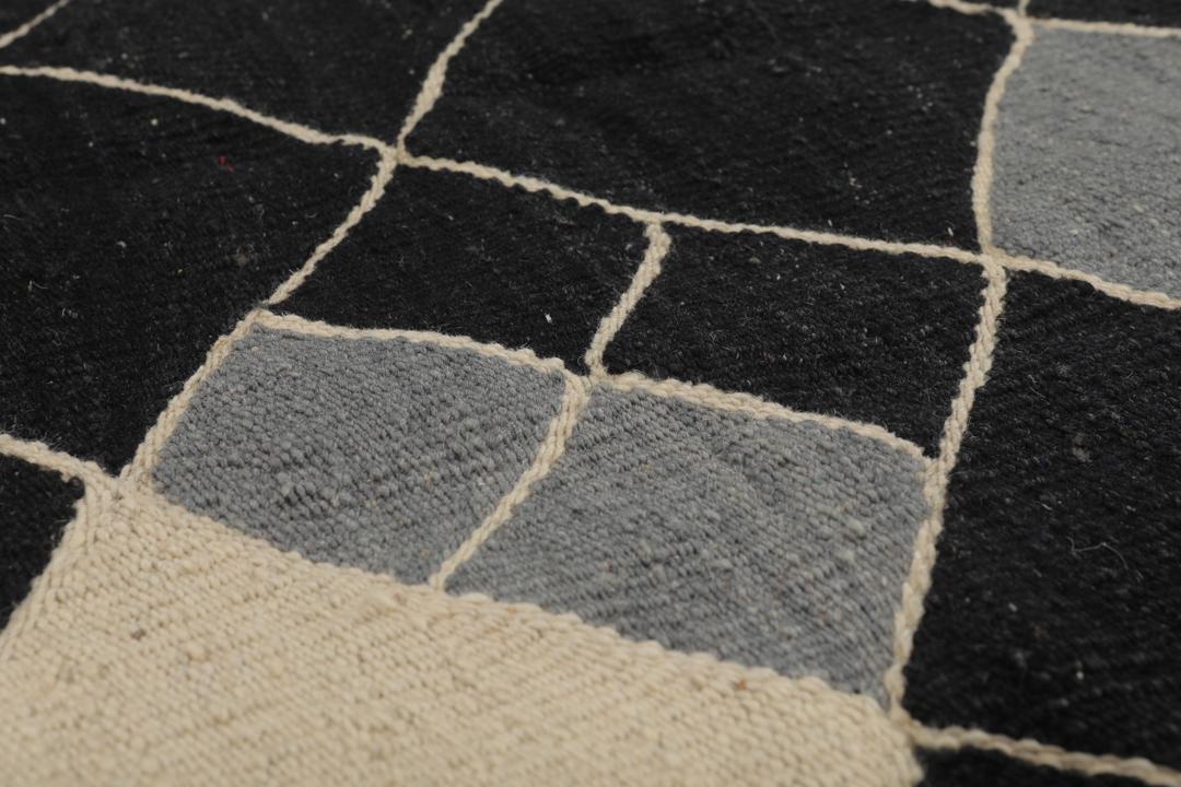 Handgeweven Afghaans Kelim Modern tapijt met een geometrisch zwart en grijs ruitpatroon