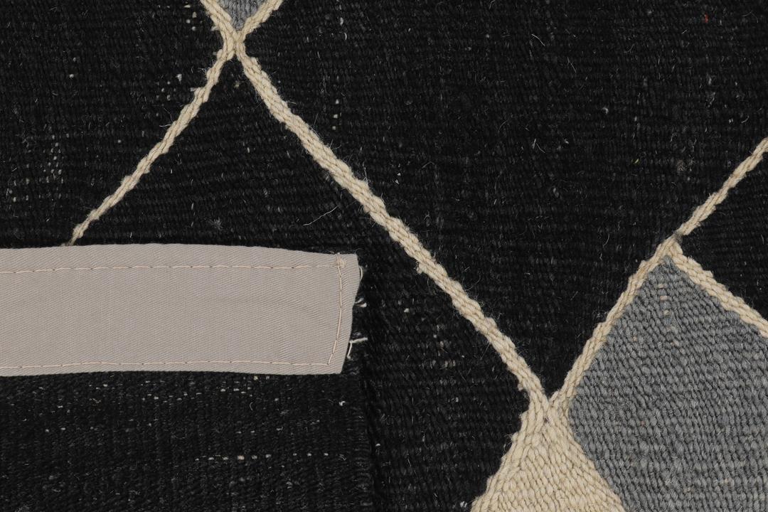 Handgeweven Afghaans Kelim Modern tapijt met een geometrisch zwart en grijs ruitpatroon