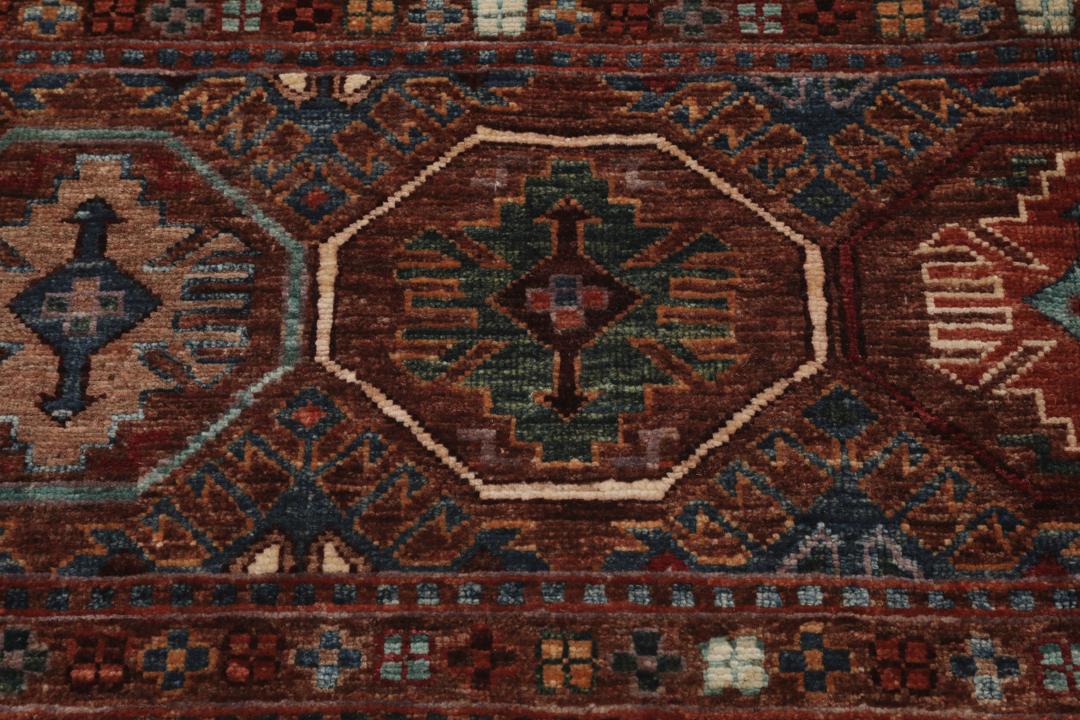 Håndknyttet tæppe fra Afghanistan i mørkerød med geometriske mønstre
