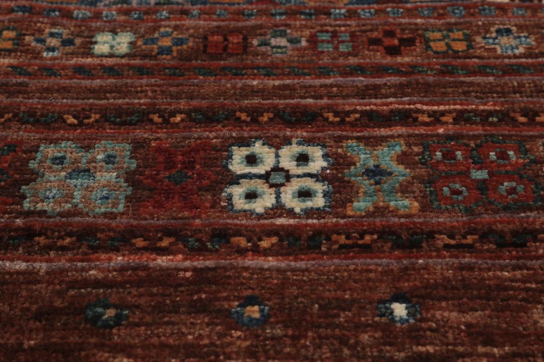 Håndknyttet tæppe fra Afghanistan i mørkerød med geometriske mønstre