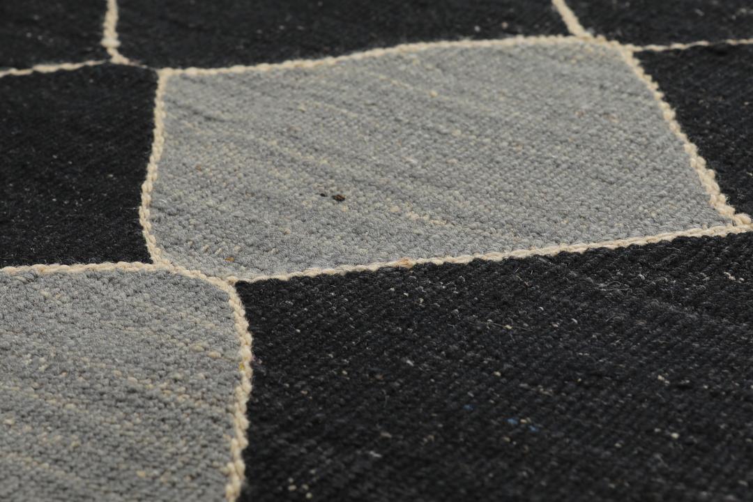 Handgeweven Afghaans kelimkleed met een geometrisch ruitpatroon in zwart en grijs