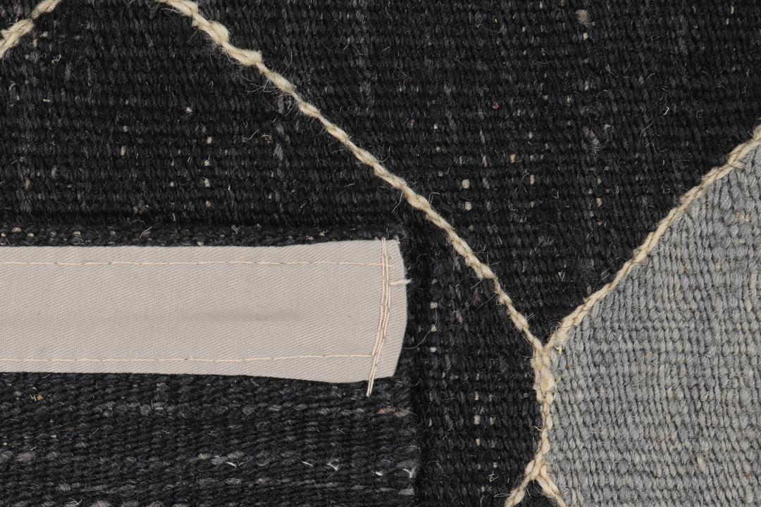 Handgeweven Afghaans kelimkleed met een geometrisch ruitpatroon in zwart en grijs