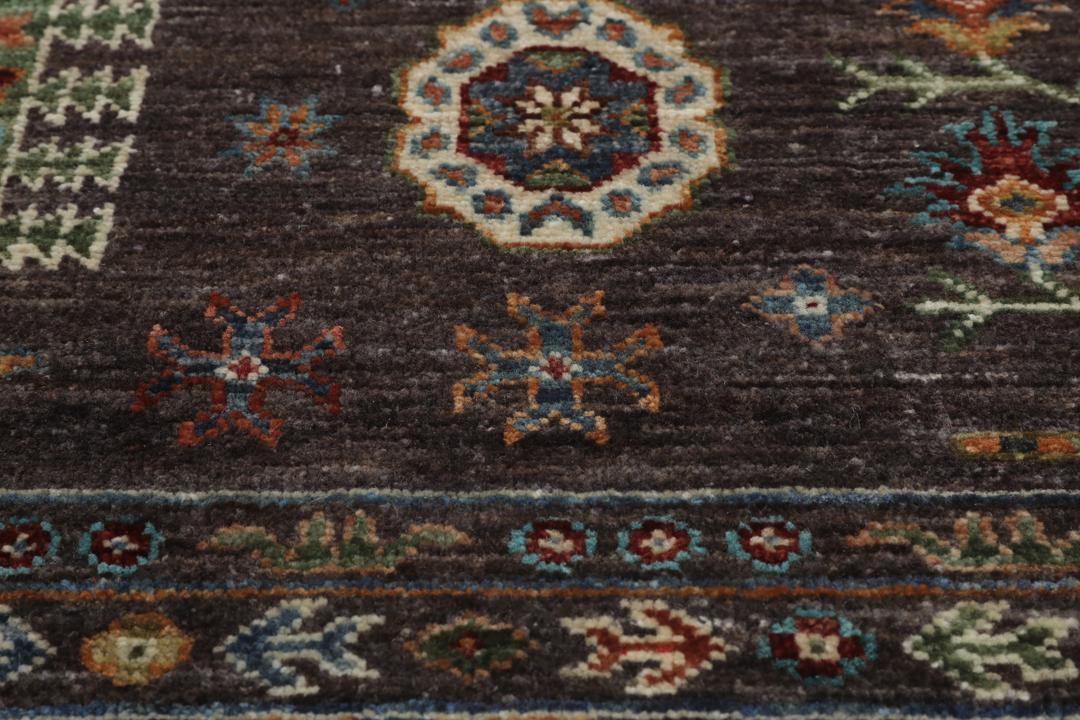Covor afgan înnodat manual cu un câmp gri închis și motive florale vibrante