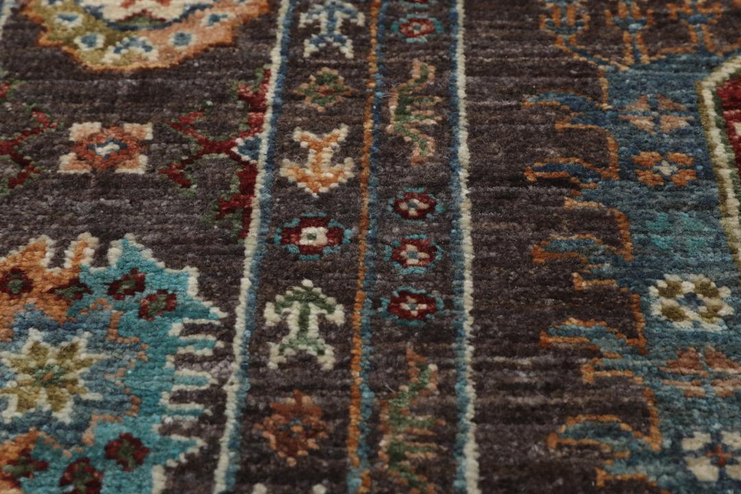 Covor afgan înnodat manual cu un câmp gri închis și motive florale vibrante