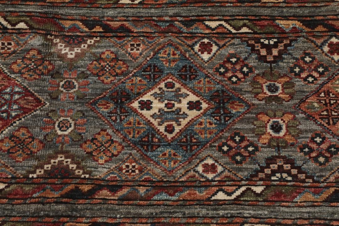 Håndknyttet afghansk tæppe med geometriske mønstre i mørkegrå nuancer