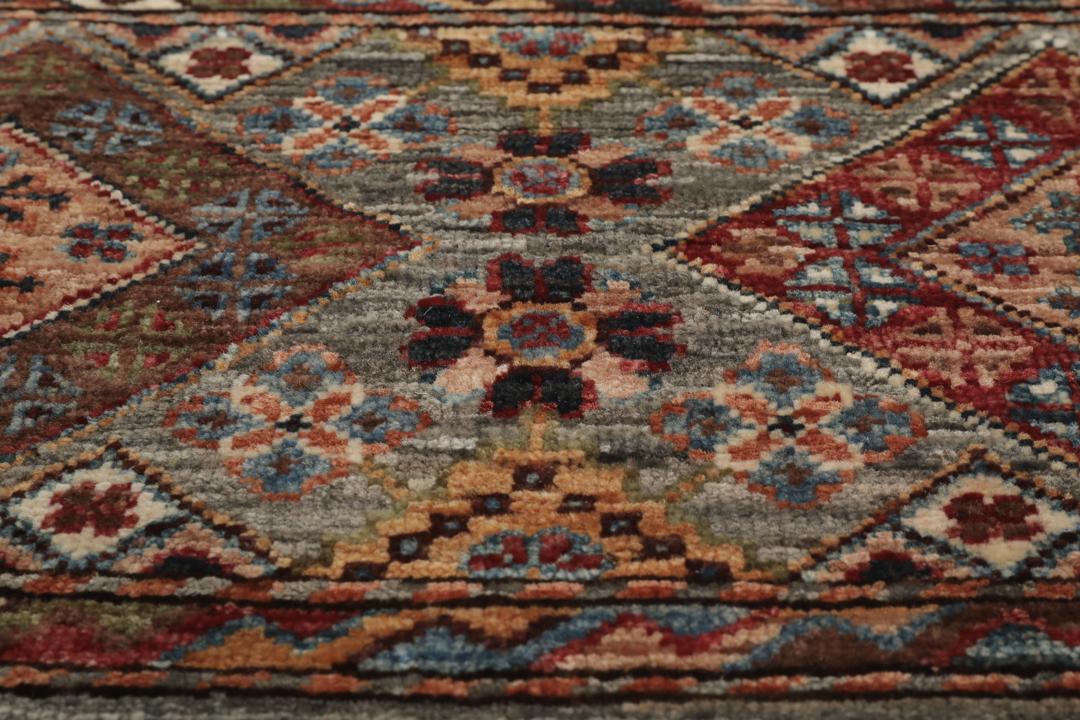Håndknyttet afghansk tæppe med geometriske mønstre i mørkegrå nuancer