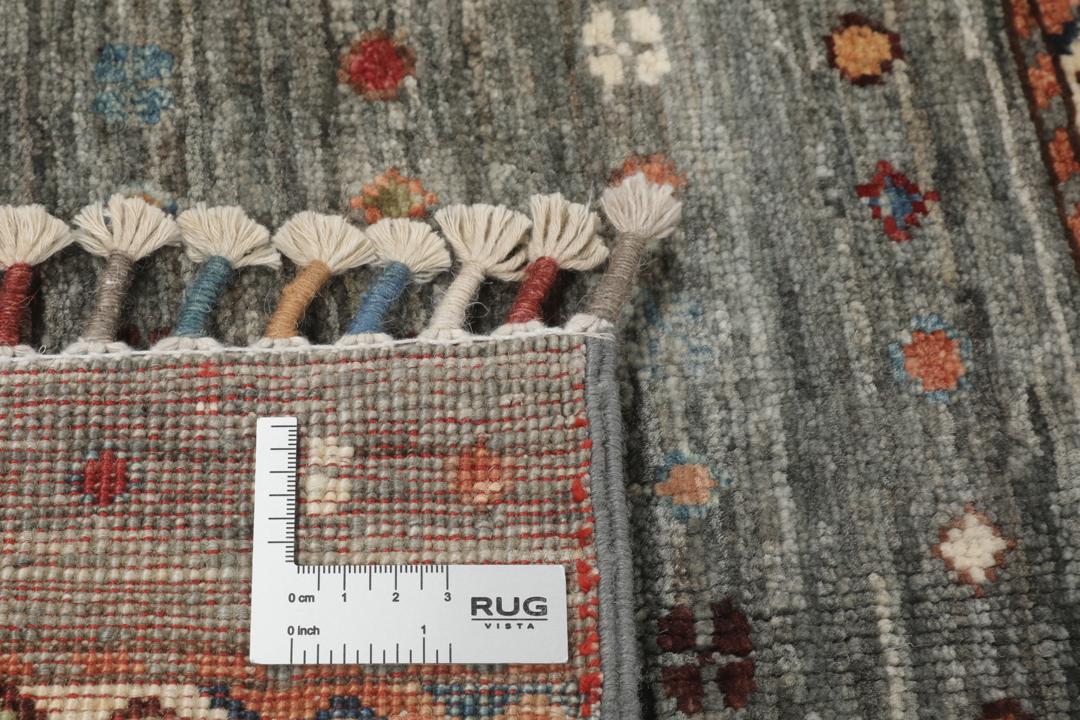 Håndknyttet afghansk tæppe med geometriske mønstre i mørkegrå nuancer