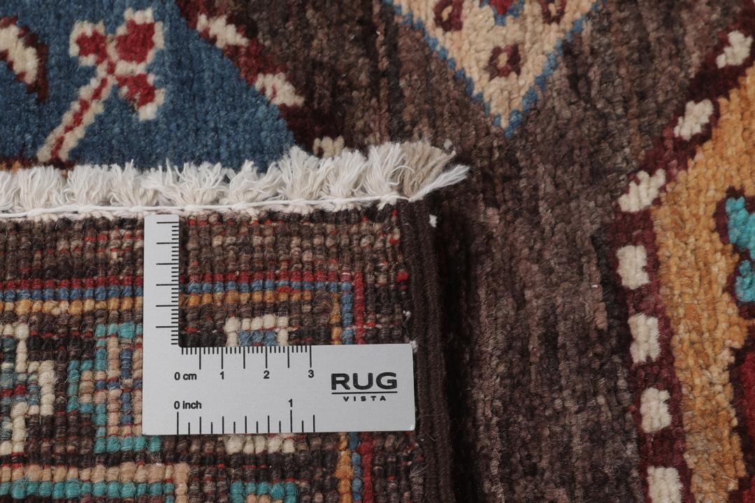 Een handgeknoopte Afghaanse loper met een diepbruin veld en kleurrijke geometrische medaillons.