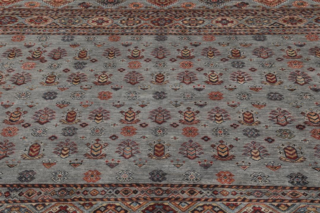 Hand-knotted Middle Eastern rug in grey Wool with traditional geometric motifs