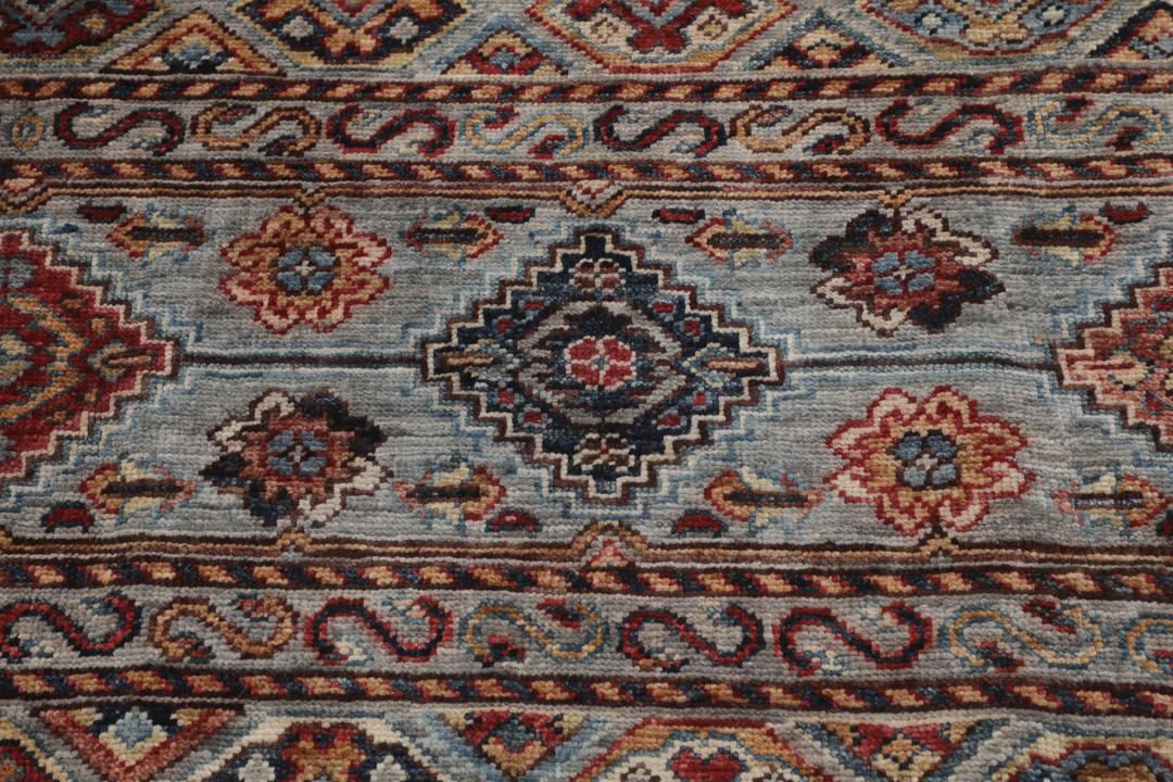 Hand-knotted Middle Eastern rug in grey Wool with traditional geometric motifs
