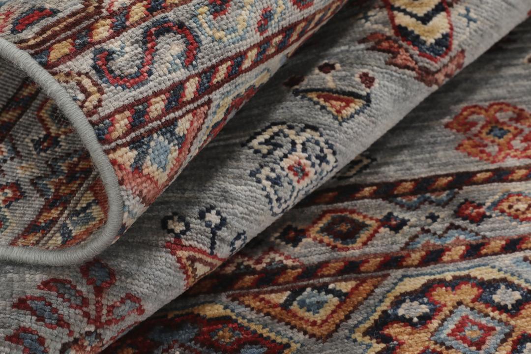 Hand-knotted Middle Eastern rug in grey Wool with traditional geometric motifs