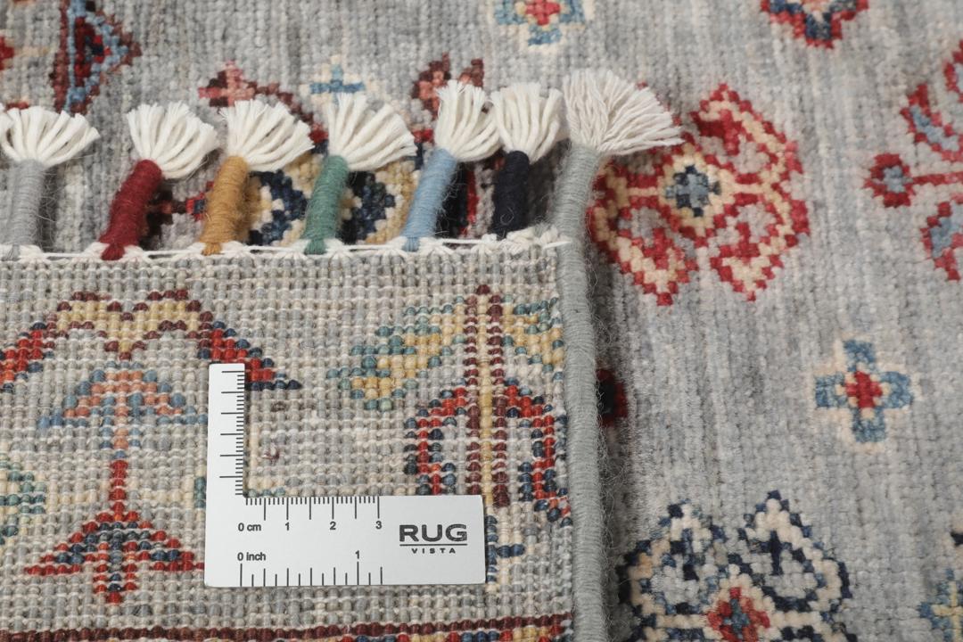 Hand-knotted Middle Eastern rug in grey Wool with traditional geometric motifs