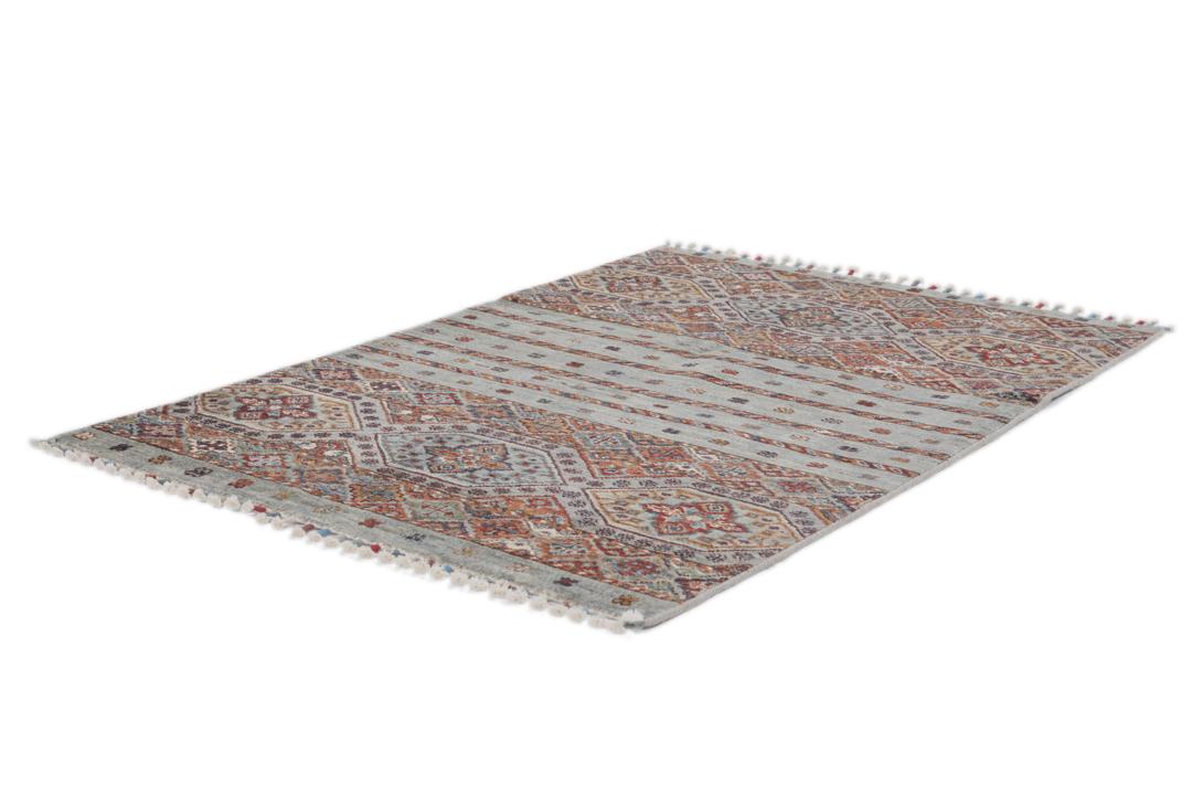 Alfombra afgana anudada a mano en tonos grises y rojos con patrones geométricos