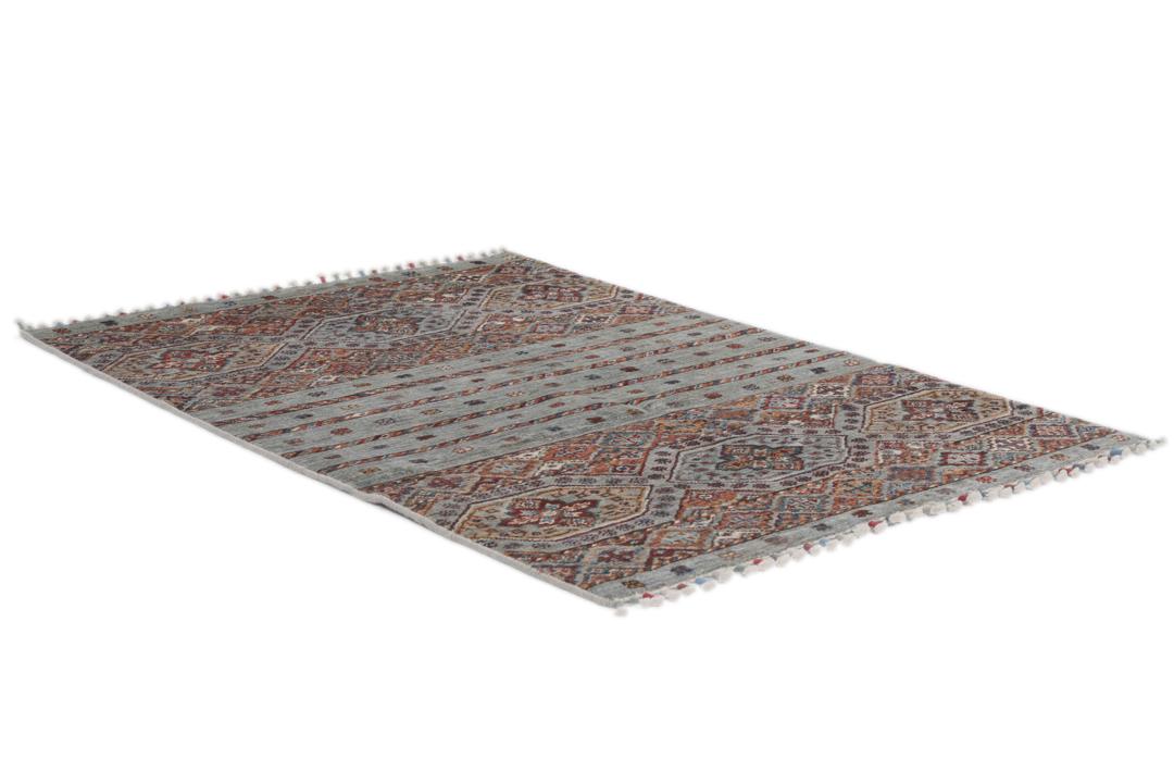 Alfombra afgana anudada a mano en tonos grises y rojos con patrones geométricos
