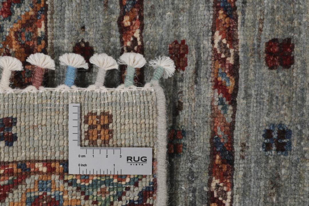 Alfombra afgana anudada a mano en tonos grises y rojos con patrones geométricos