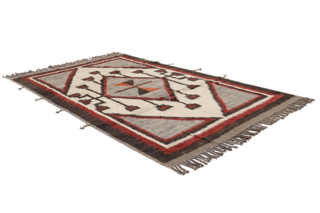 Tapis afghan noué à la main avec des motifs géométriques en rouge, blanc et gris