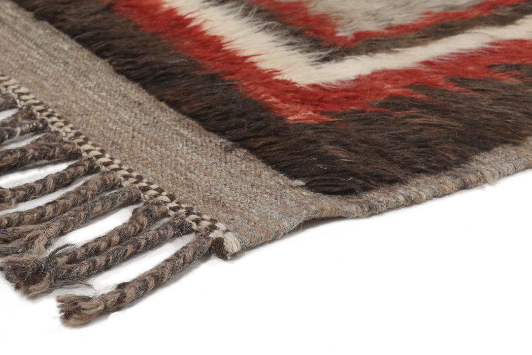 Tapis afghan noué à la main avec des motifs géométriques en rouge, blanc et gris