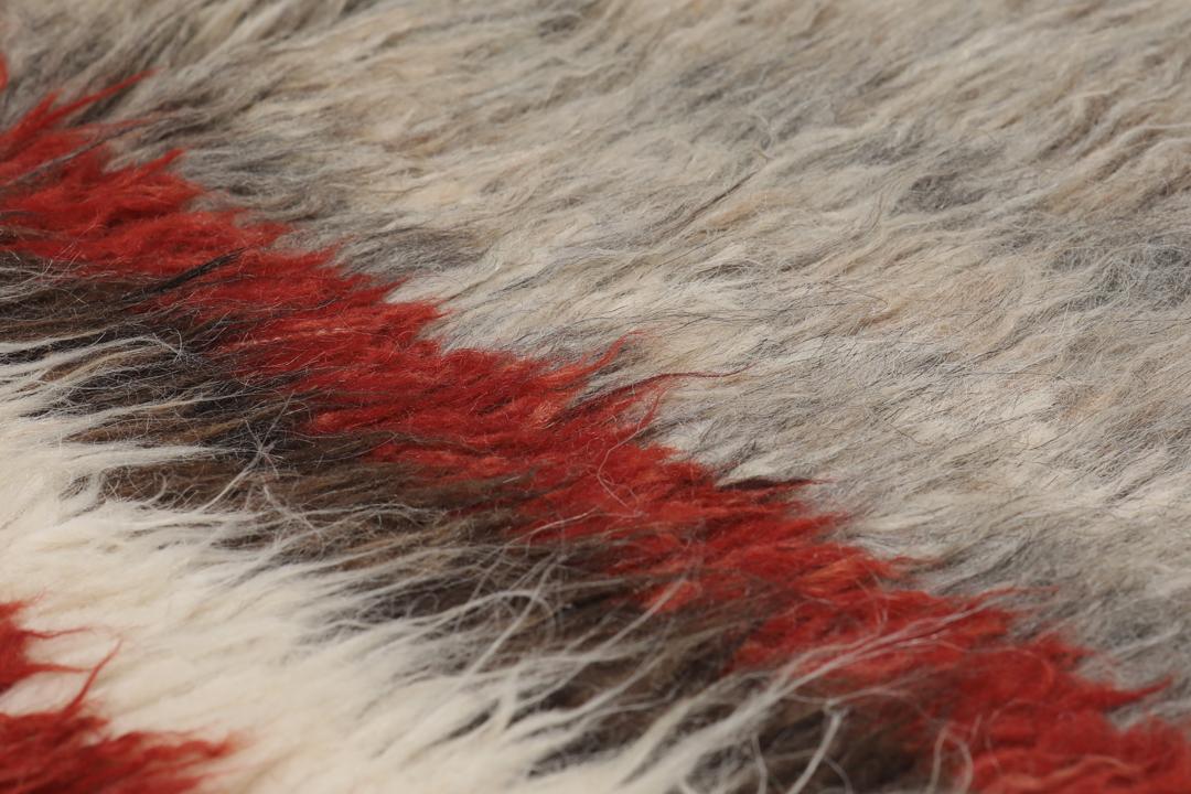 Tapis afghan noué à la main avec des motifs géométriques en rouge, blanc et gris