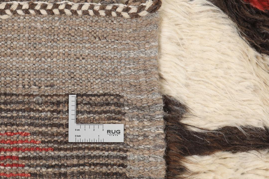 Tapis afghan noué à la main avec des motifs géométriques en rouge, blanc et gris