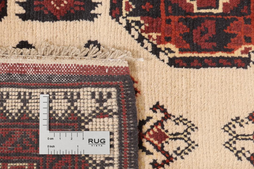 Handgeknoopt Kunduz-tapijt uit Afghanistan in rode en beige tinten.