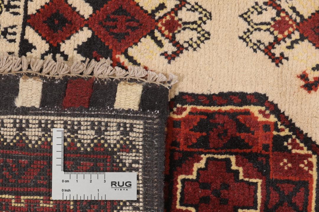 Et håndknyttet Kunduz-tæppe fra Afghanistan i mørkerøde og beige toner.