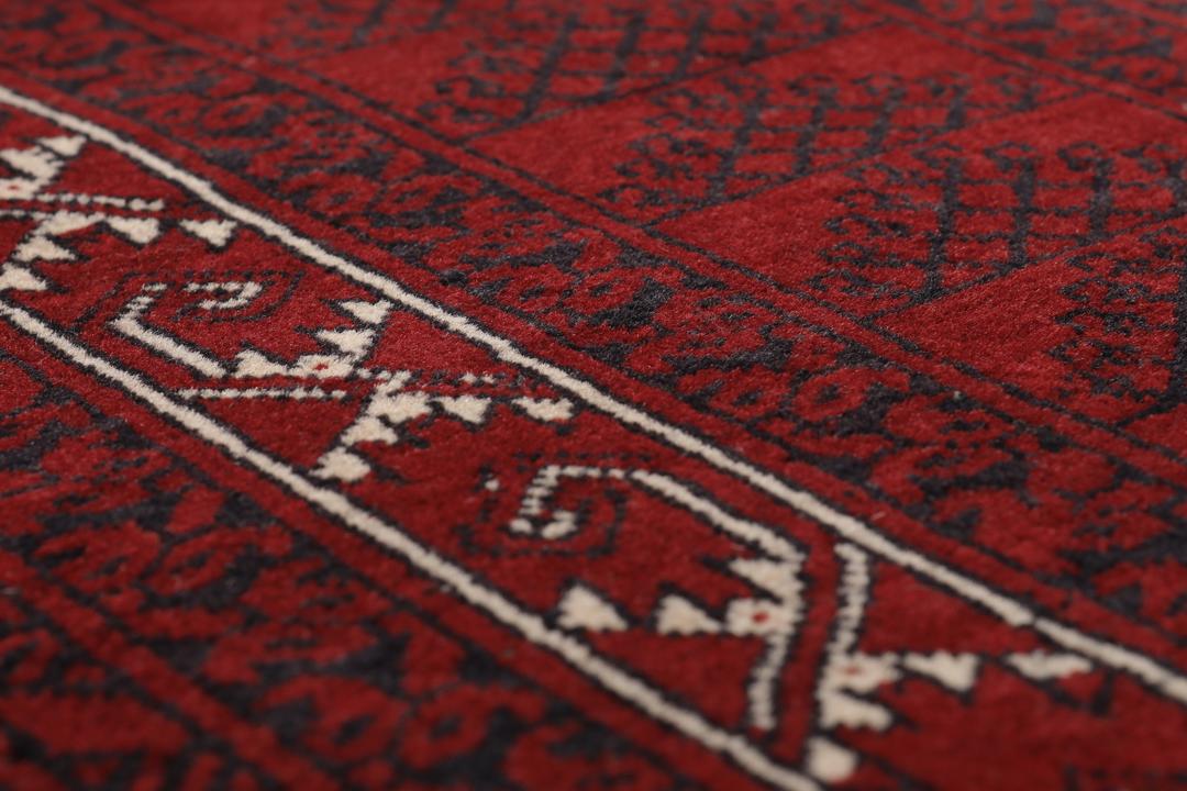 Håndknyttet afghansk Kunduz-tæppe i dyb rød med geometriske mønstre