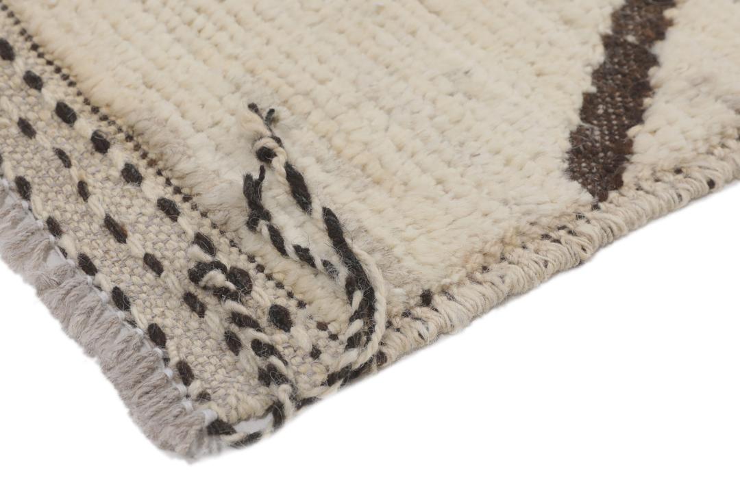 Handgeknoopt Afghaans tapijt met een beige veld en donker ruitpatroon