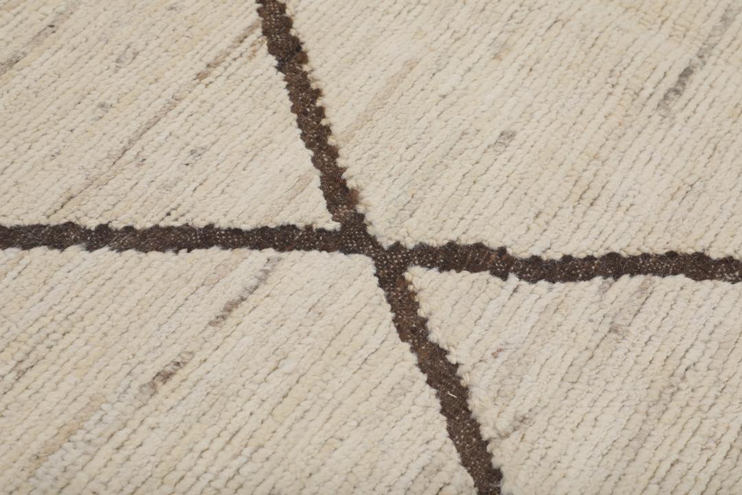 Handgeknoopt Afghaans tapijt met een beige veld en donker ruitpatroon