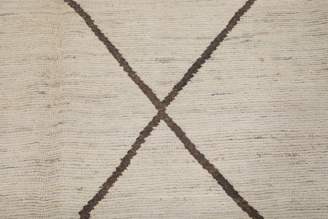 Handgeknoopt Afghaans tapijt met een beige veld en donker ruitpatroon