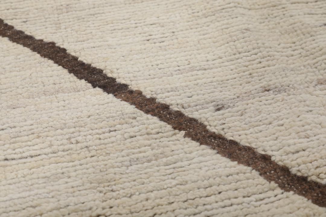 Handgeknoopt Afghaans tapijt met een beige veld en donker ruitpatroon