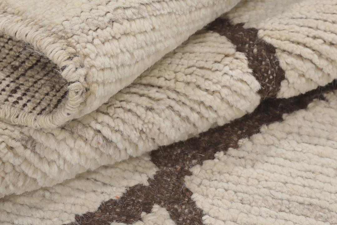 Handgeknoopt Afghaans tapijt met een beige veld en donker ruitpatroon