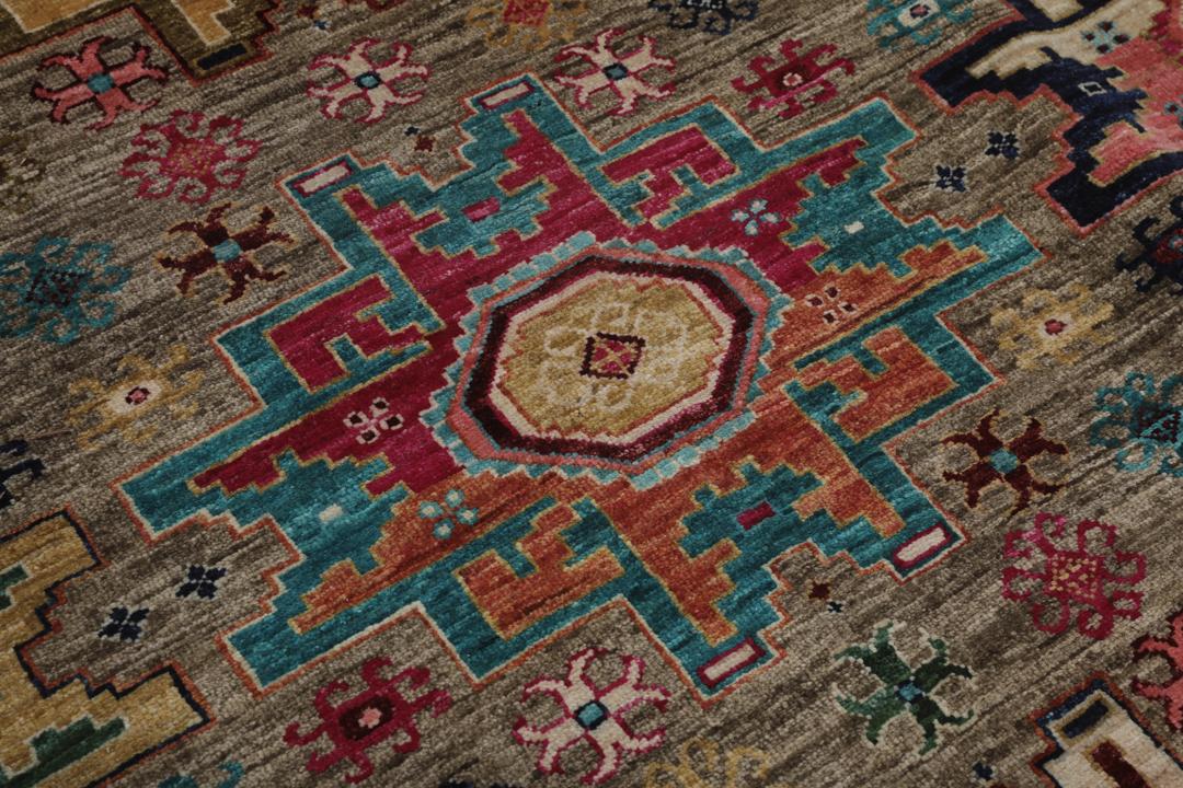 Alfombra de Oriente Medio anudada a mano con un patrón de medallones geométricos multicolor