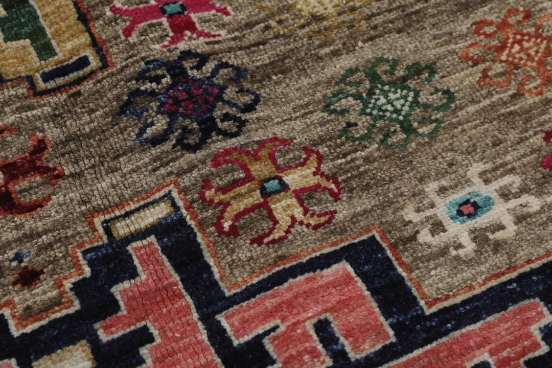 Alfombra de Oriente Medio anudada a mano con un patrón de medallones geométricos multicolor
