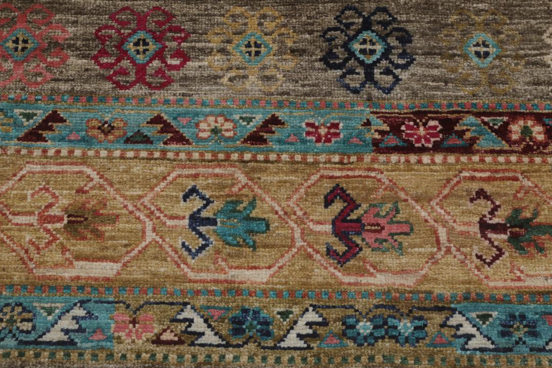 Alfombra de Oriente Medio anudada a mano con un patrón de medallones geométricos multicolor