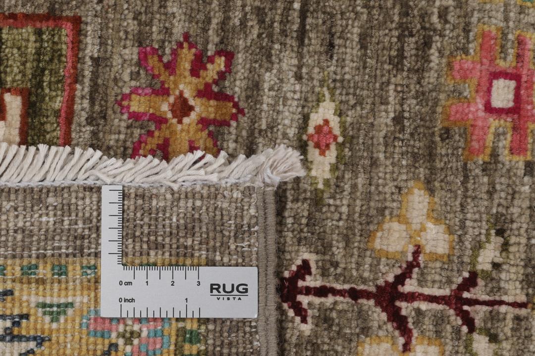 Alfombra de Oriente Medio anudada a mano con un patrón de medallones geométricos multicolor