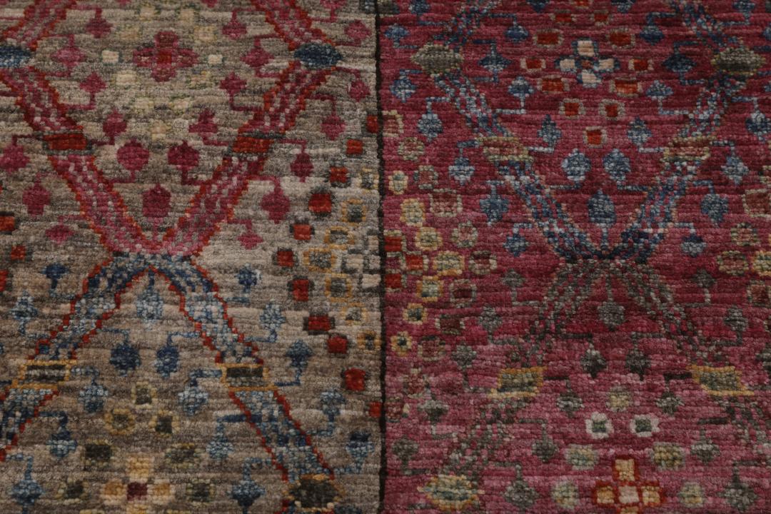 Een handgeknoopt rechthoekig Afghaans tapijt met veelkleurige verticaal gestreepte geometrische patronen.