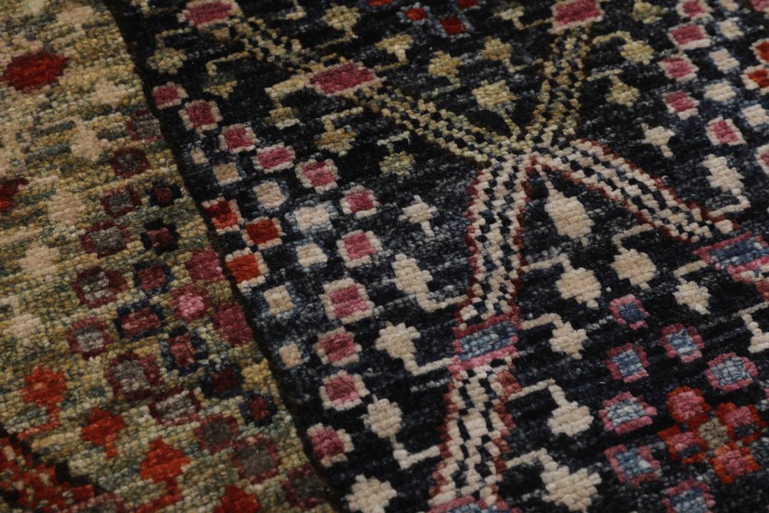 Een handgeknoopt rechthoekig Afghaans tapijt met veelkleurige verticaal gestreepte geometrische patronen.