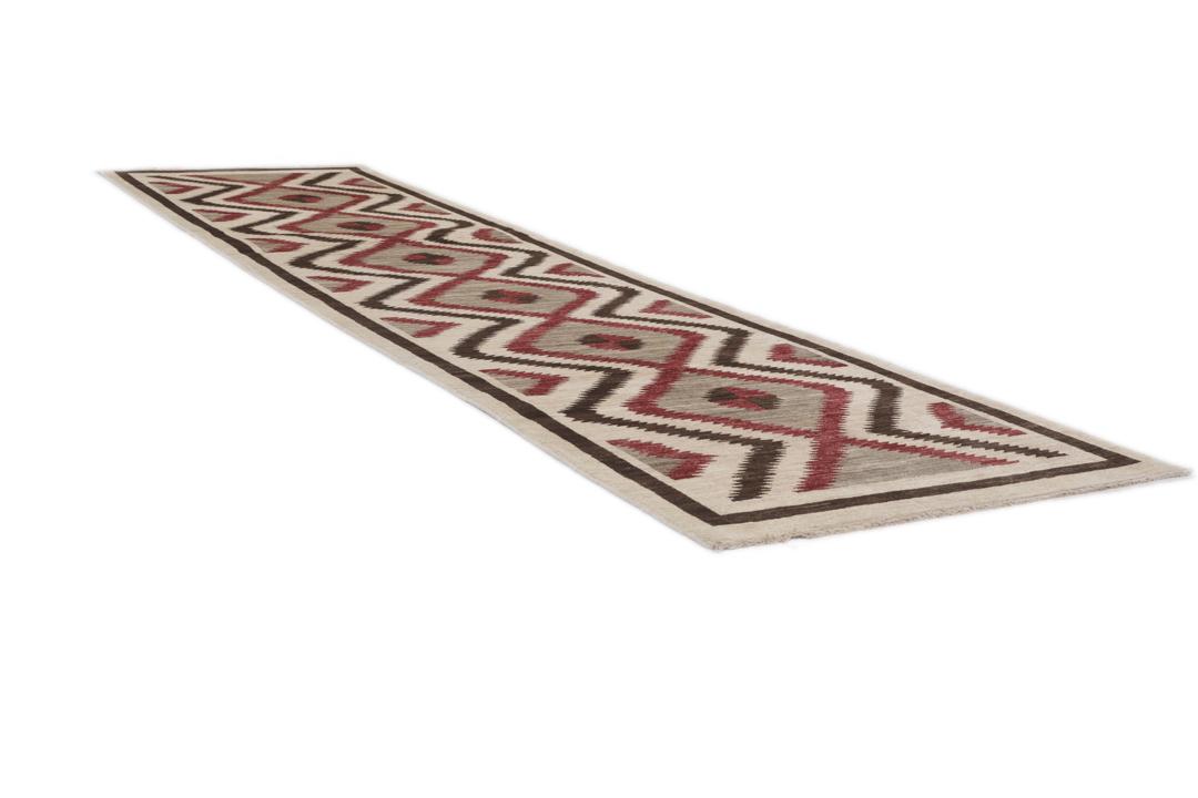 Een handgeknoopte Afghaanse loper met een gedurfd geometrisch ruitpatroon in rode, bruine en beige tinten.
