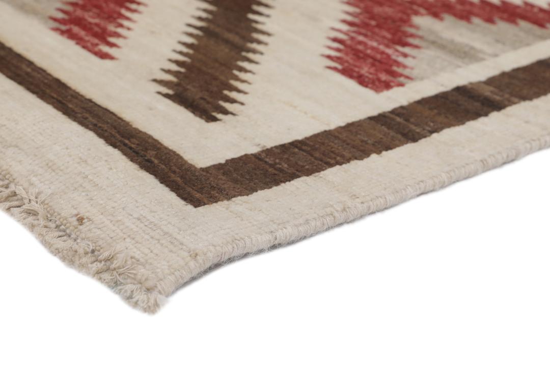Een handgeknoopte Afghaanse loper met een gedurfd geometrisch ruitpatroon in rode, bruine en beige tinten.