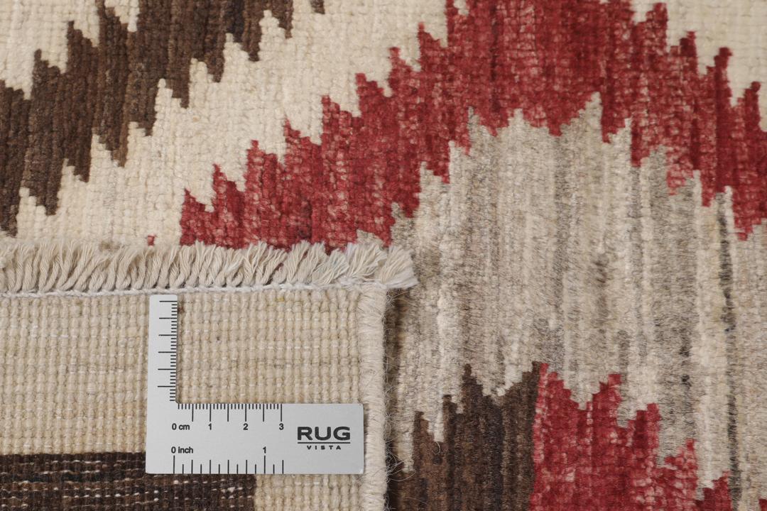 Een handgeknoopte Afghaanse loper met een gedurfd geometrisch ruitpatroon in rode, bruine en beige tinten.