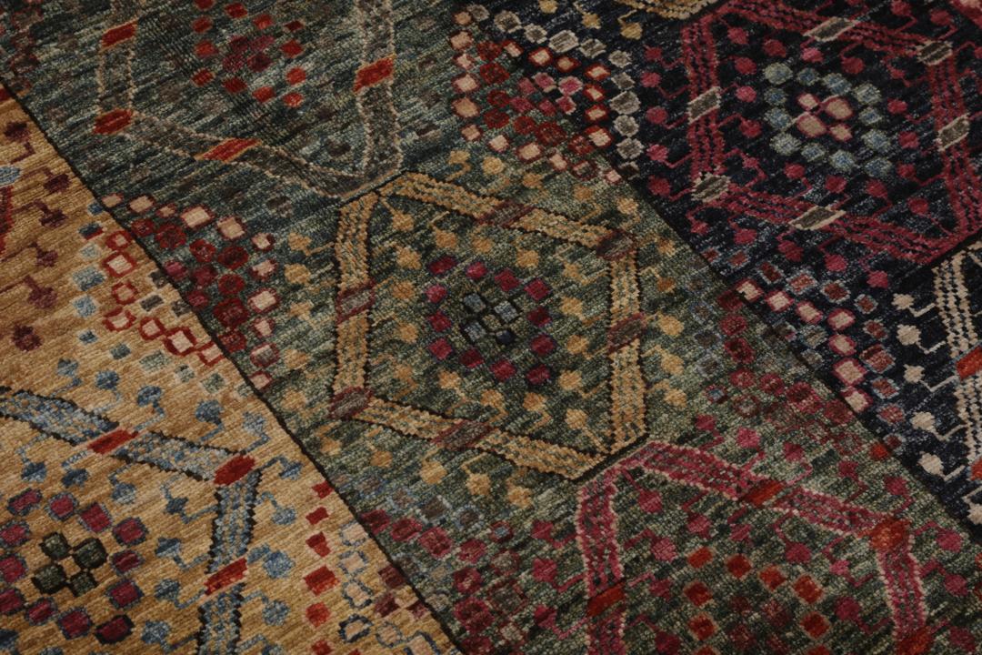 Handgeknoopt Afghaans tapijt met verticale gestreepte geometrische patronen in rood en goud