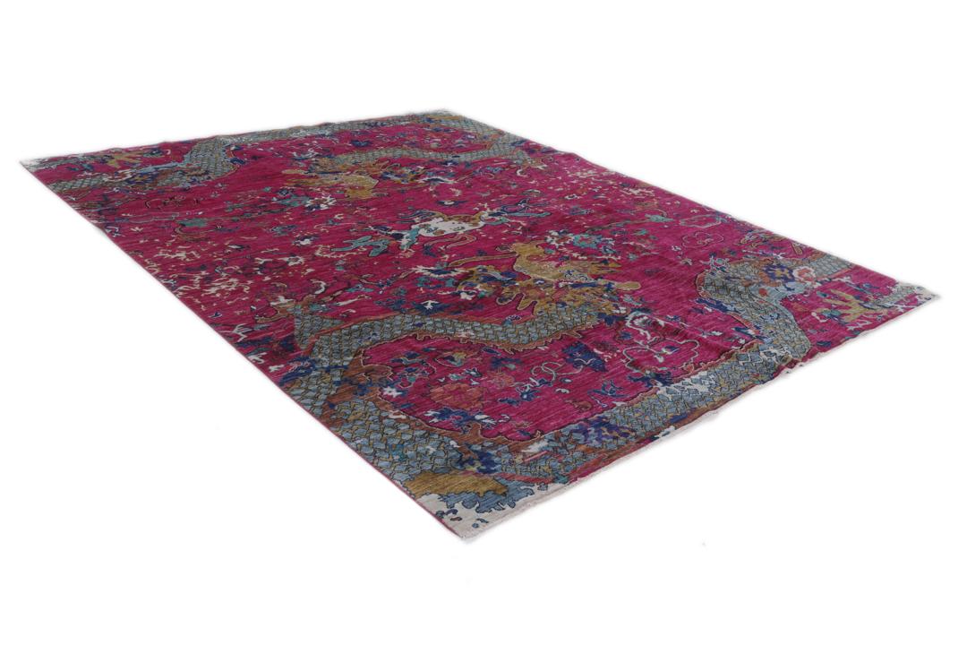 Un tapis afghan vibrant avec des motifs figuratifs dans des tons roses et bleus.