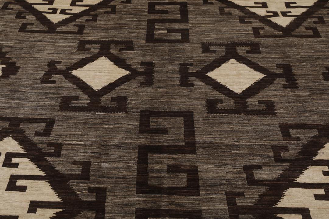 Handgeknoopt Afghaans tapijt met geometrische patronen in grijs en beige