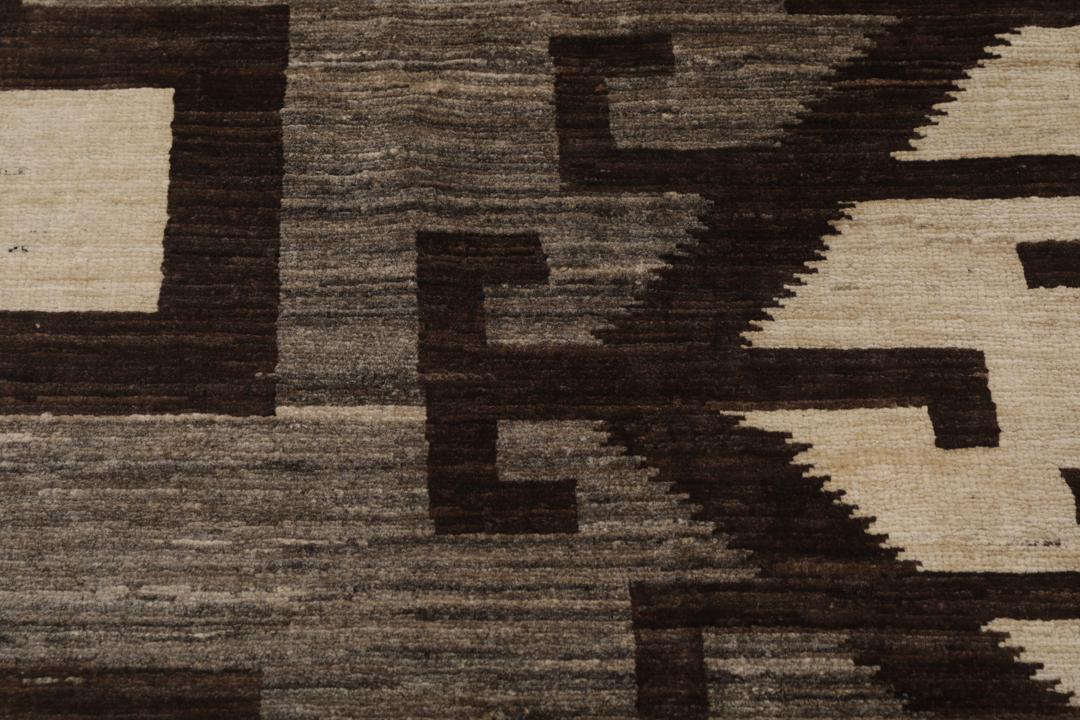 Handgeknoopt Afghaans tapijt met geometrische patronen in grijs en beige