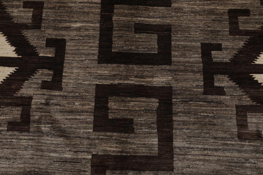 Handgeknoopt Afghaans tapijt met geometrische patronen in grijs en beige