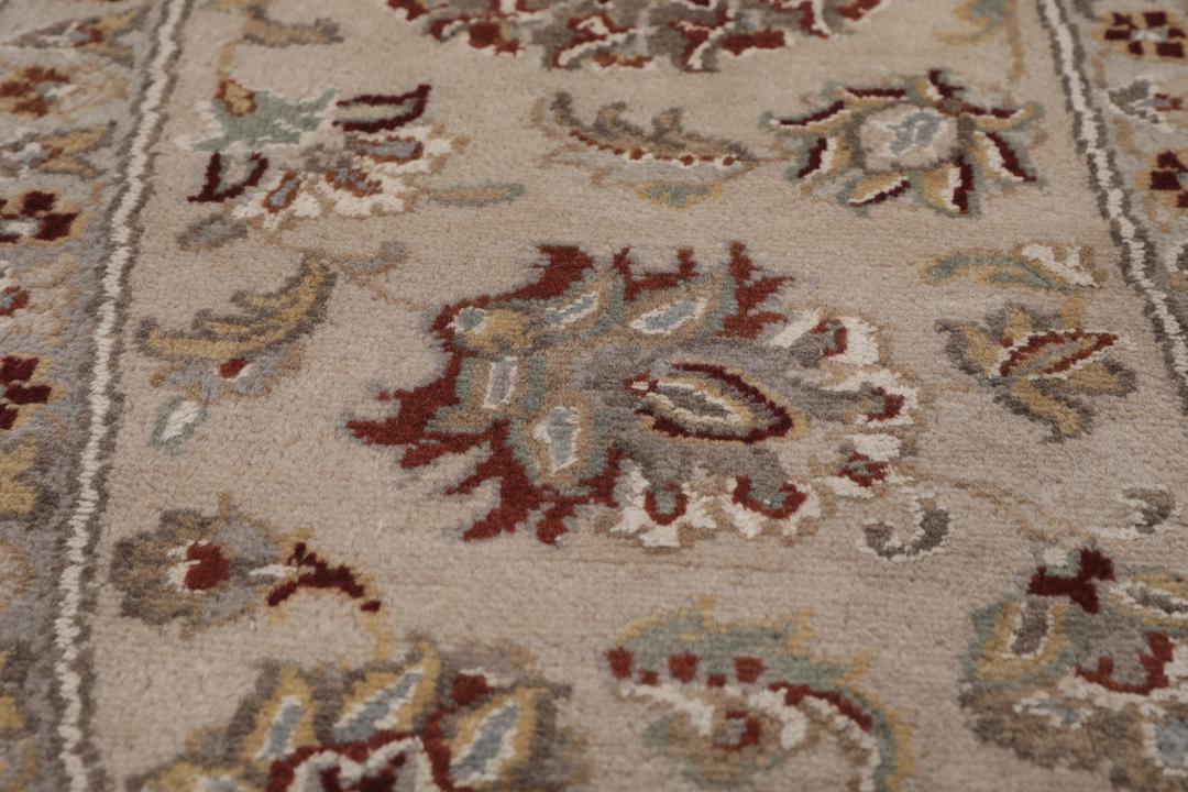 Et rundt Tabriz-tæppe med en dybblå midte og en detaljeret blomsterkant fra Indien.