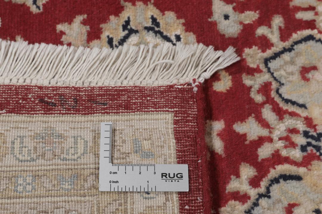 Ręcznie wiązany dywan Tabriz z Indii z czerwonym tłem i dekoracyjnymi wzorami kwiatowymi.