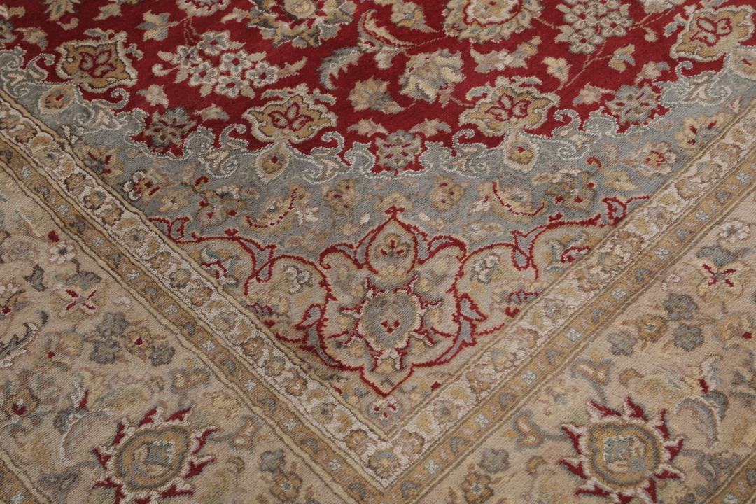 Ręcznie wiązany dywan Tabriz z czerwonym polem i misternym kwiatowym wzorem medalionu z Indii
