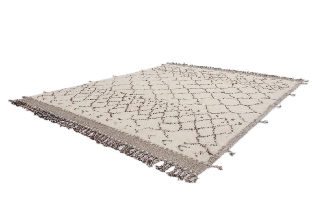 Een handgeknoopt kleed in Berberstijl uit Afghanistan met een neutraal beige en bruin geometrisch patroon.