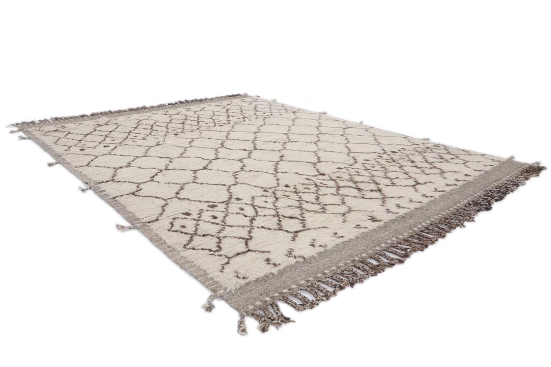 Een handgeknoopt kleed in Berberstijl uit Afghanistan met een neutraal beige en bruin geometrisch patroon.